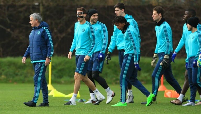 Mourinho junto a sus pupilos en entrenamiento