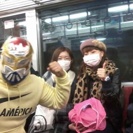 Un americanista posa en el metro japonés