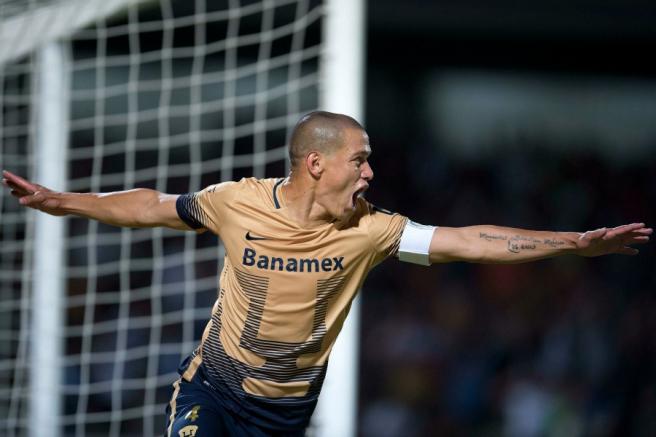 Verón celebrando un gol suyo