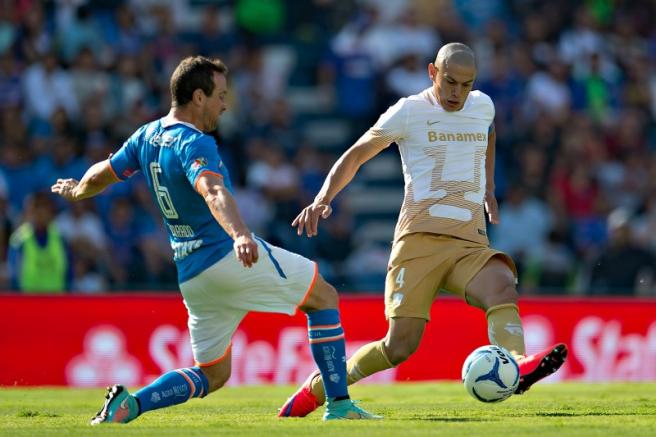 Darío Verón disputa un balón con Gerardo Torrado