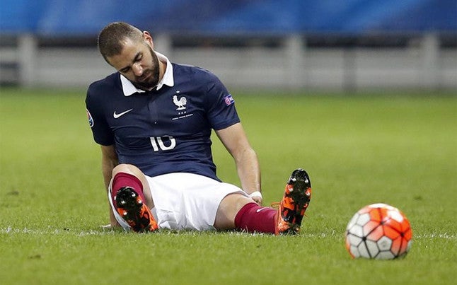 Benzema se lamenta en un partido con Francia