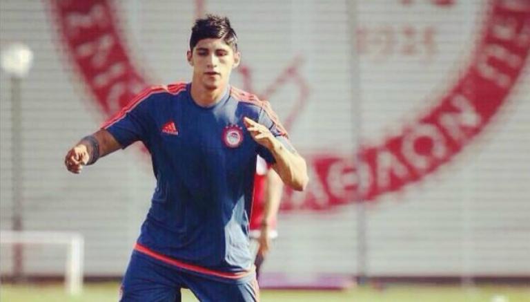 Alan Pulido en entrenamiento con Olympiacos