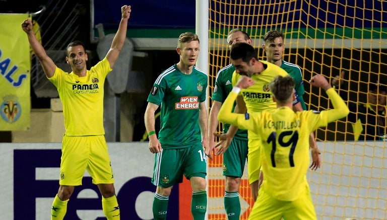 Los futbolistas del Villarreal festejan el gol del empate frente al Viktoria Plzen