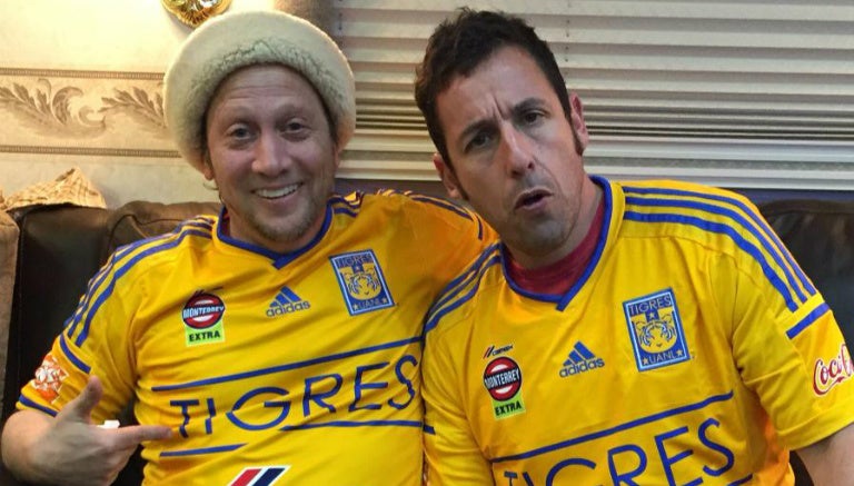 Rob Schneider junto a Adam Sandler con indumentaria de Tigres