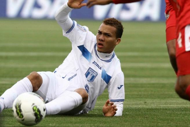 Arnold Peralta jugando para la Selección hondureña