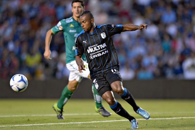 William Da Silva viste la playera de Querétaro en partido contra León