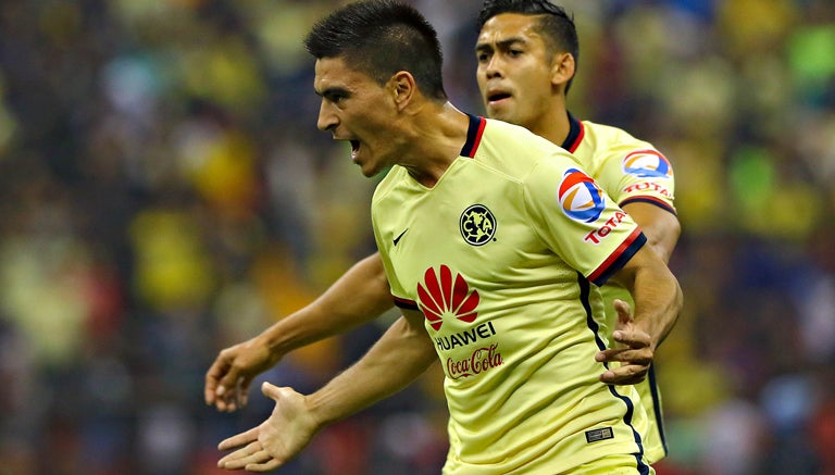 Paolo Goltz celebra un gol con el América