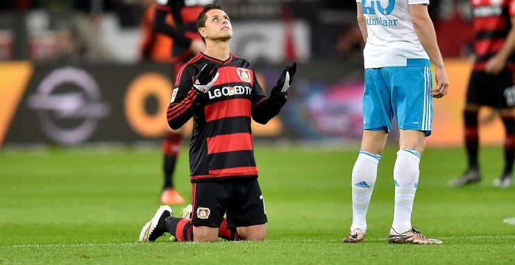 Chicharito reza previo a inicio de un encuentro en Bundesliga