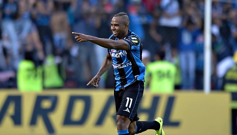 William Da Silva celebra un gol con Gallos Blancos