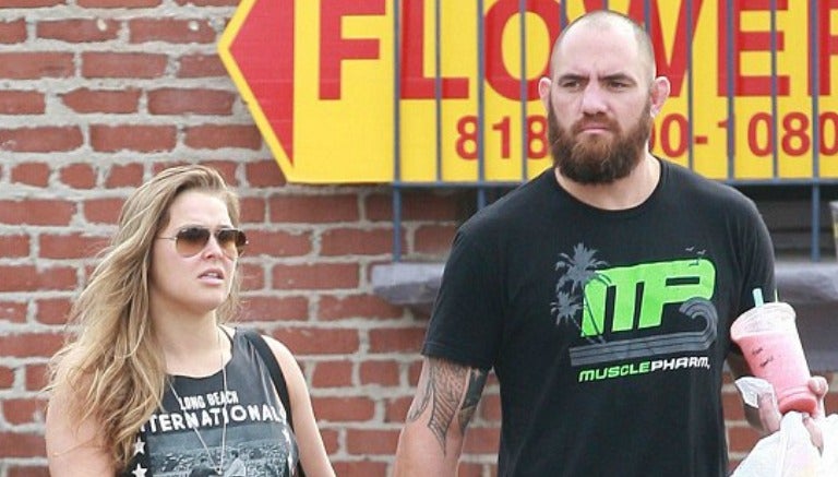 Rousey y Browne caminando en las calles de Hollywood