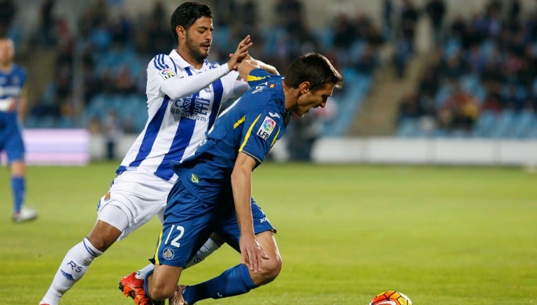 Carlos Vela disputando el balón en el duelo contra Getafe