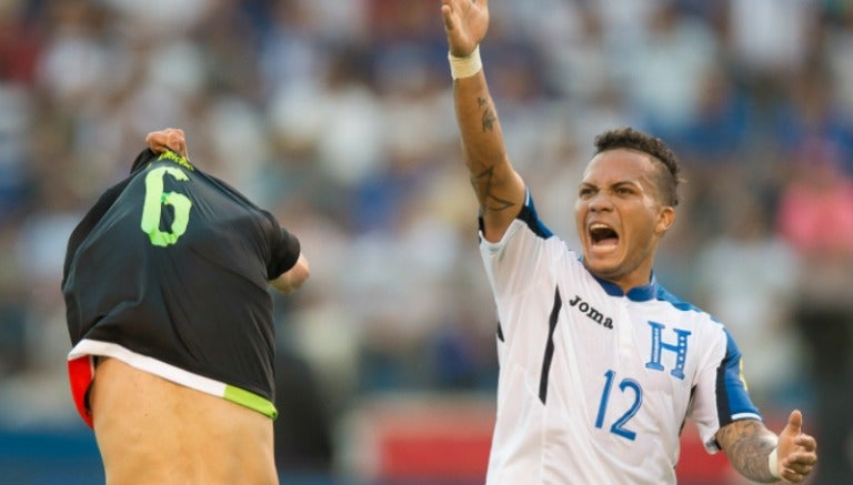 Arnold Peralta reclama una falta en el juego contra México