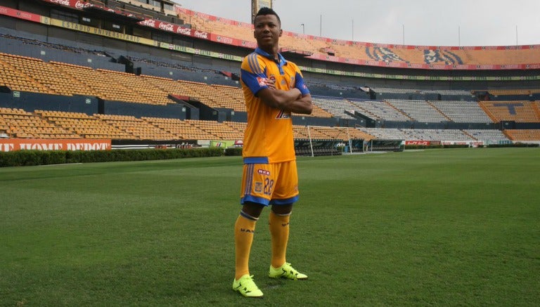 Ikechukwu Uche en su presentación con la escuadra de Tigres