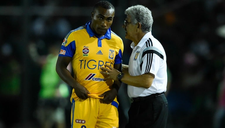  Joffre Guerrón recibiendo instrucciones del Tuca Ferretti