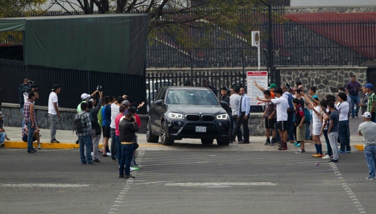 Aficionados y medios esperando a los futbolistas de Pumas