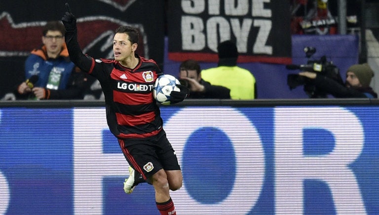 Chicharito festeja un gol con el Bayer Leverkusen