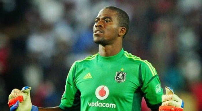 Senzo Meyiwa con el uniforme del Orlando Pirates