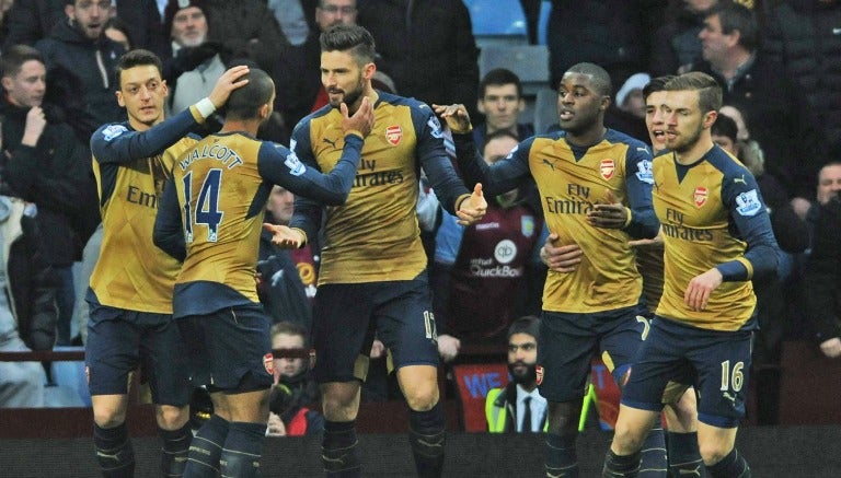 Giroud celebra con sus compañeros del Arsenal