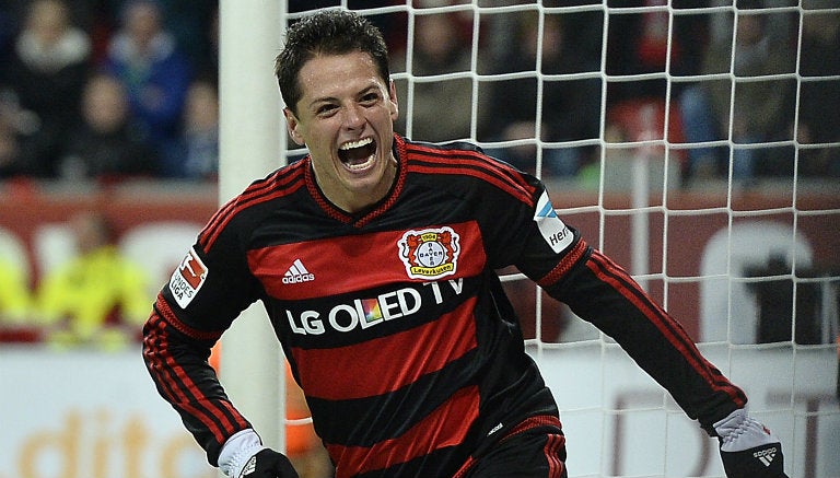 Chicharito festeja un gol