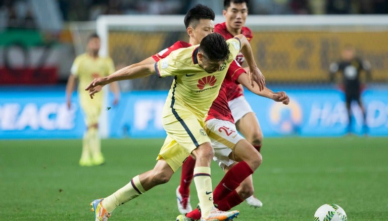 Oribe Peralta pelea un balón frente al Guangzhou