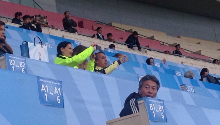 Emilio Azcárraga toma fotos en el estadio de Osaka