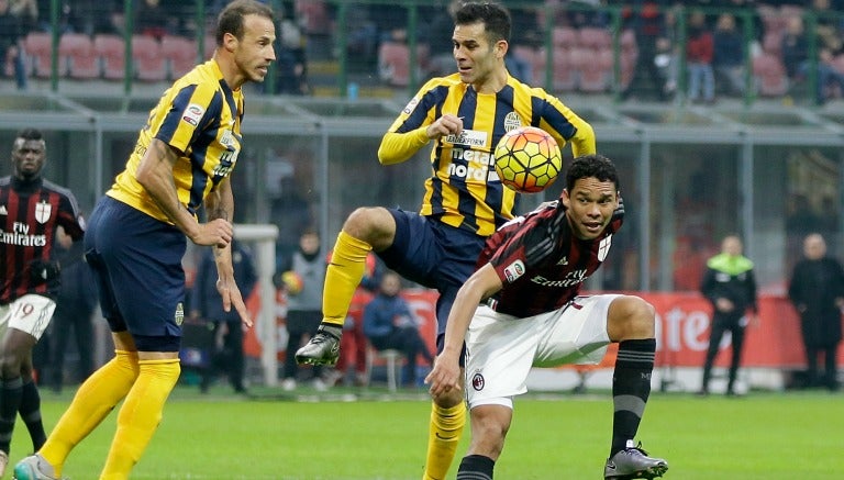 Rafa Márquez marcando a Carlos Bacca en el duelo de la J-16