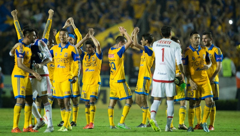 Jugadores de Tigres festejan tras goleada contra Pumas