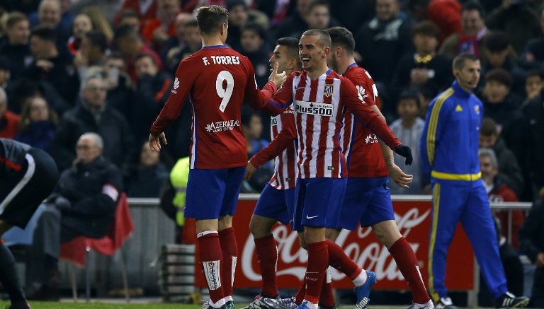 Jugadores del Atlético de Madrid festeja un gol contra el Bilbao 