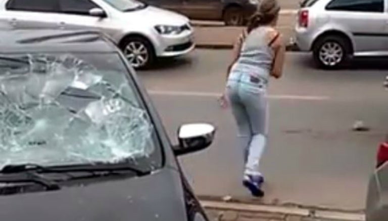 La chica al momento de destruir el coche