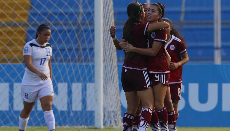 Jugadoras mexicanas celebrando la anotación de Palacios