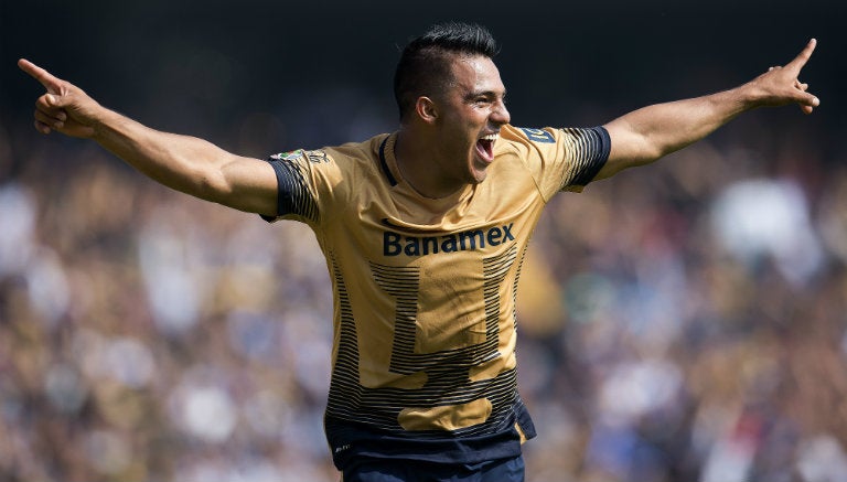 Javier Cortés celebra un gol contra América