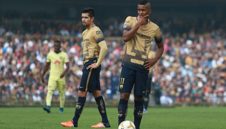 Fidel Martínez en un partido con los Pumas