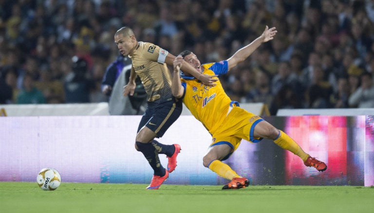 Verón y Gignac, durante la Final de Vuelta