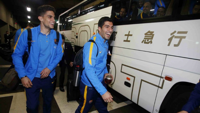 Luis Suárez durante la llegada a Japón