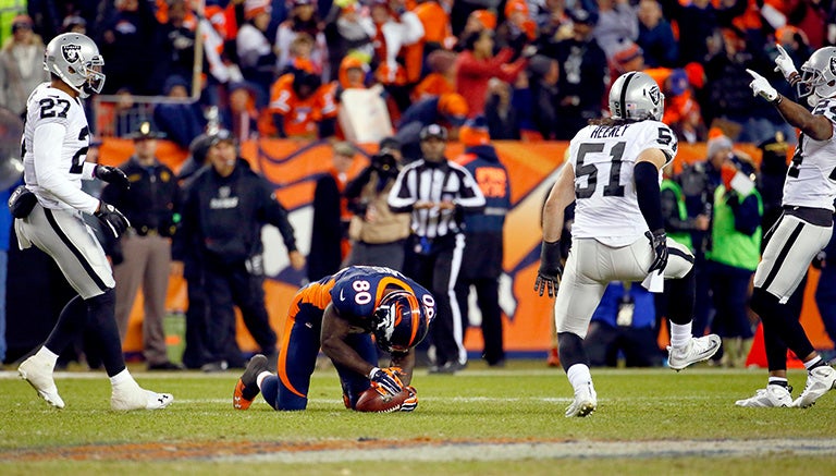 Davis deja caer pase de Osweiler contra Raiders