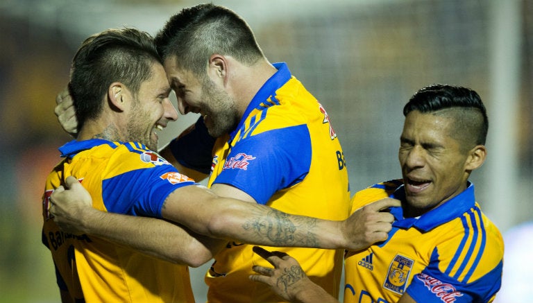 Jugadores de Tigres festejan un gol contra Pumas