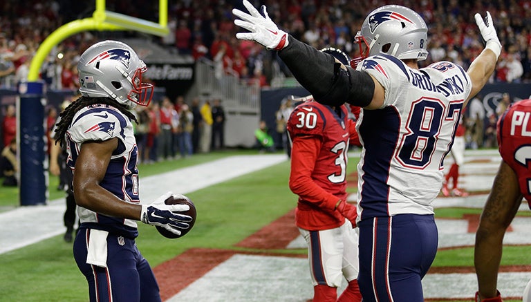 Martin y Gronkowski festejan touchdown contra Texanos