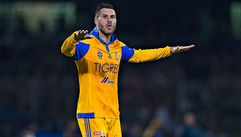 Gignac festeja su gol contra Pumas