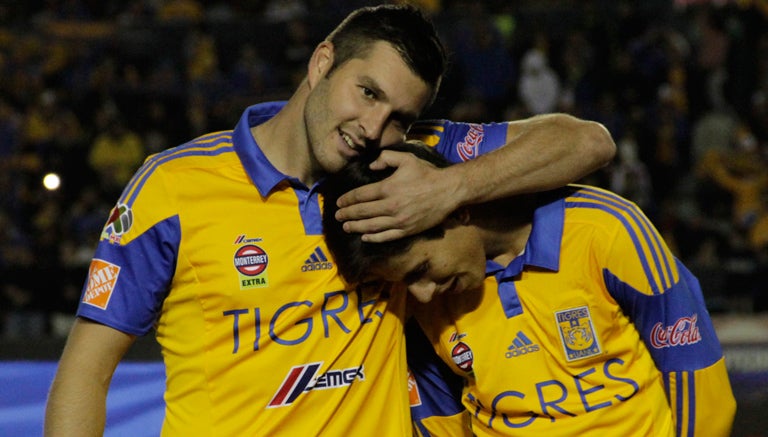 Gignac junto a Jürgen Damm