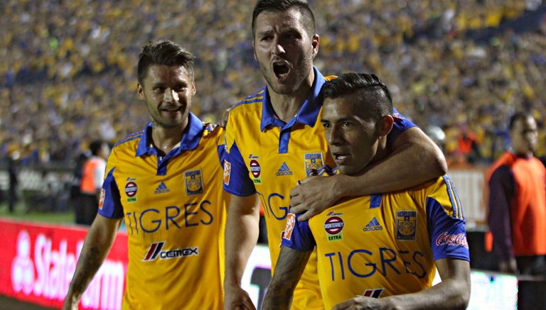 Gignac celebra gol con Aquino y Sobis