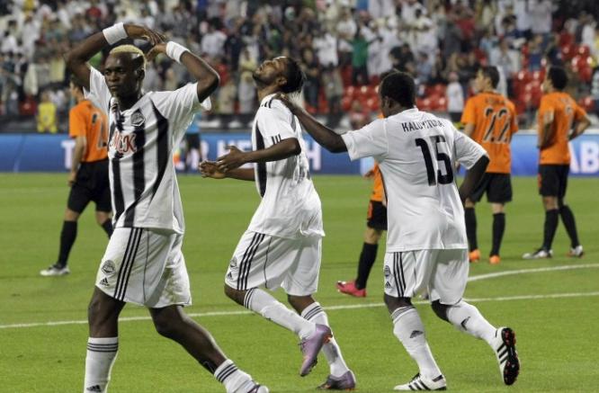 Jugadores del Mazembe festejan ante la frustración tuza