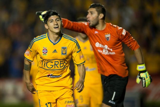 Alan Pulido celebra un gol con Tigres