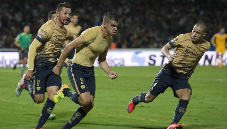 Alcoba celebera su gol contra Tigres