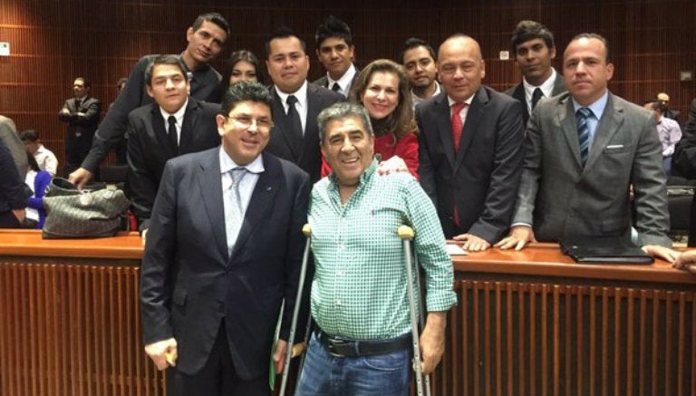 Carlos Reinoso se toma la foto en la Cámara de Diputados 