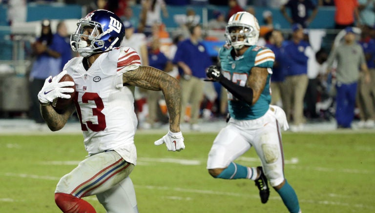 Odell Beckham corre para hacer un touchdown