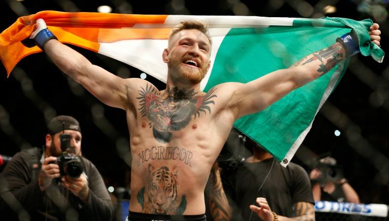 McGregor posa junto a la bandera de su natal Irlanda