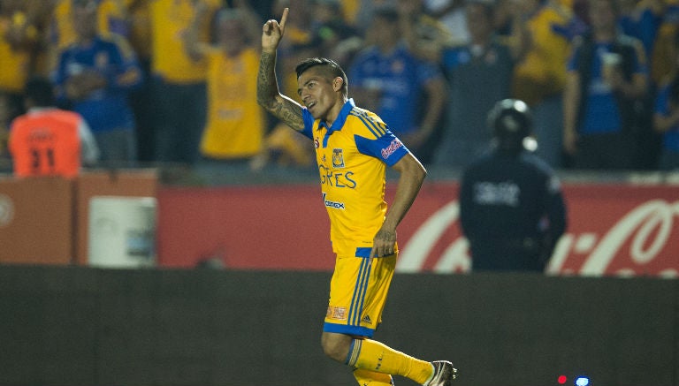 Javier Aquino festeja un gol con Tigres