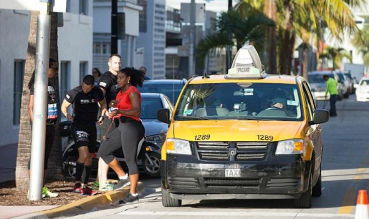 Serena Williams tras descender del taxi que le transportó