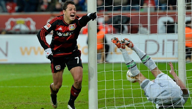 Chicharito festejando un tanto con el Leverkusen