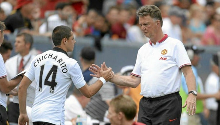 Chicharito se da la mano con Van Gaal